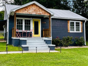 Blue Bungalow w/ Free Golf Cart 1/2 mi from Square